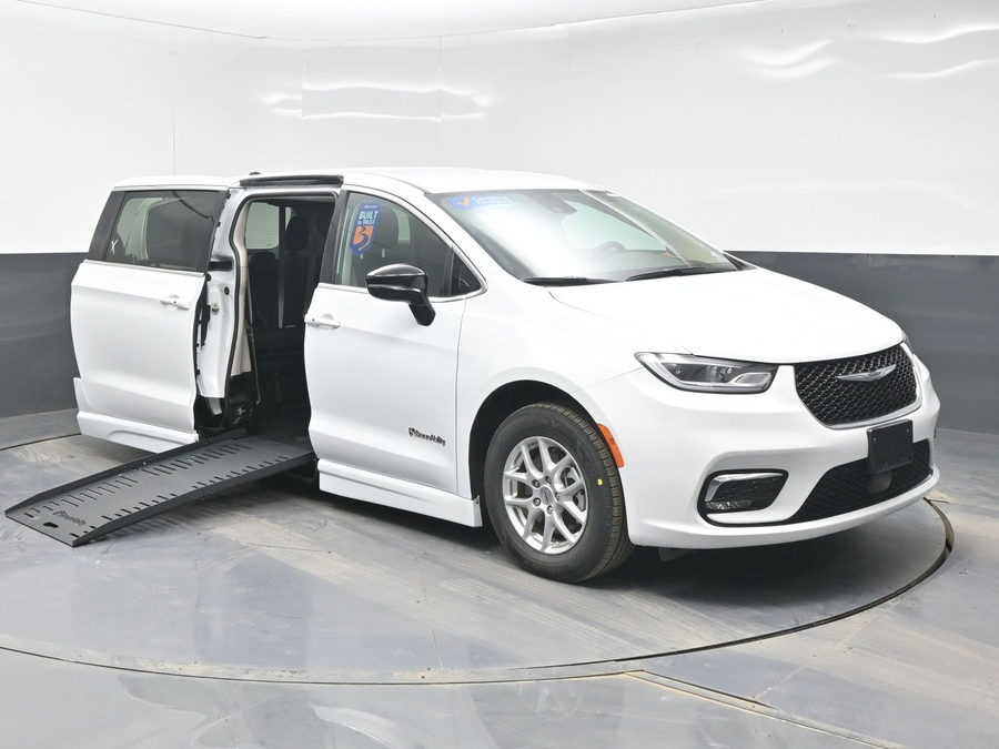 Used 2024 Chrysler Pacifica Touring L - BraunAbility Side Entry Entry Fold Out Automatic Ramp