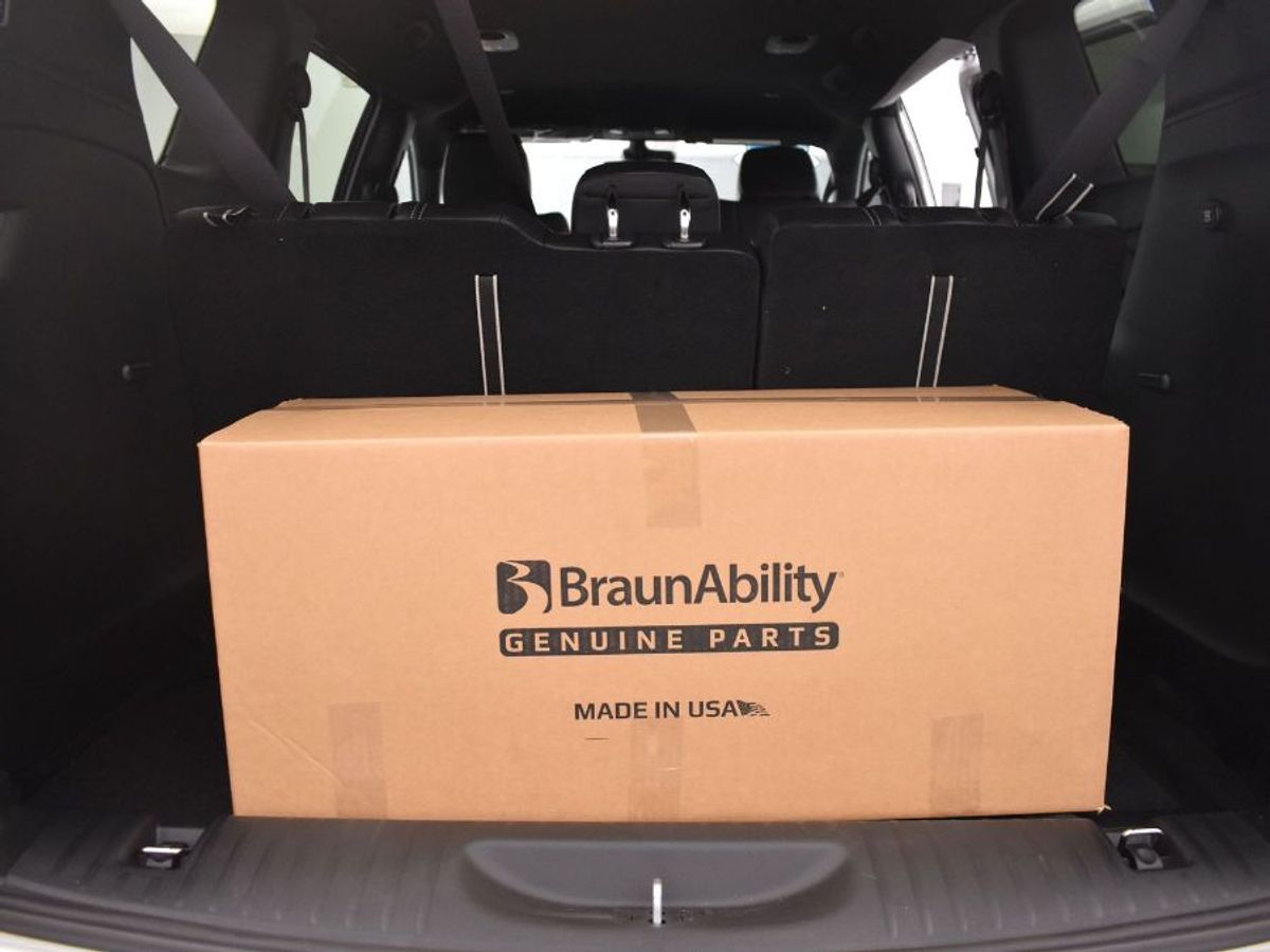 White Chrysler Pacifica image number 13