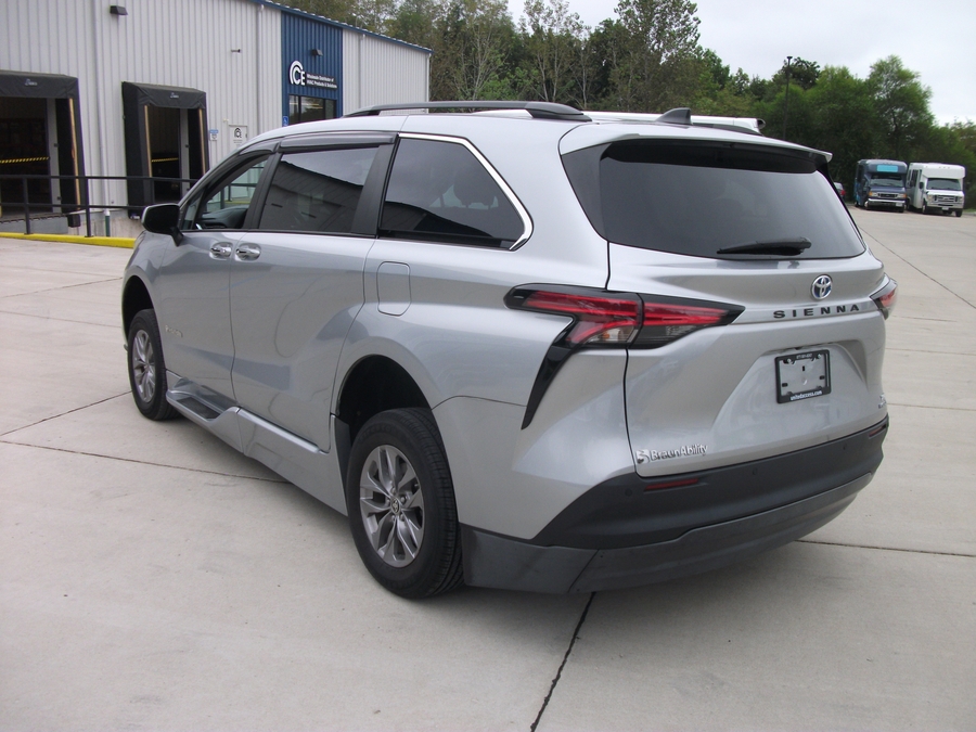 Used 2022 Toyota Sienna Hybrid XLE - BraunAbility Side Entry Fold Out Automatic Ramp
