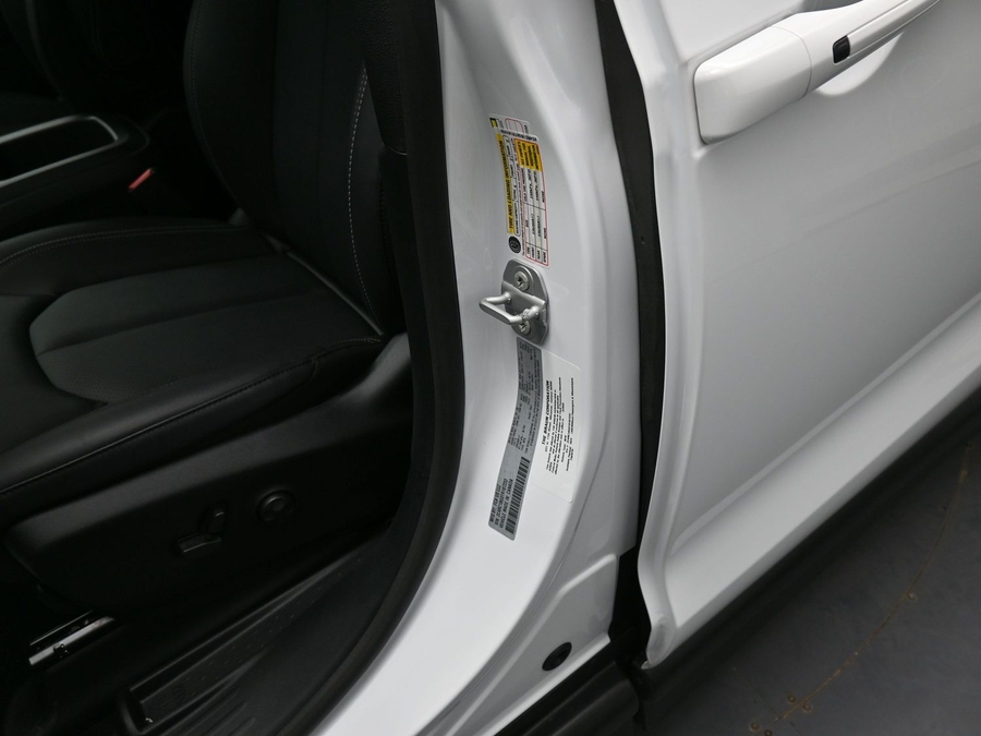 White Chrysler Pacifica image number 16