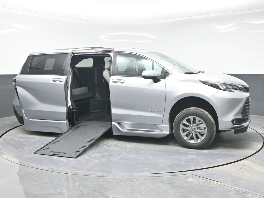 New 2025 Toyota Sienna Hybrid XLE Plus - BraunAbility Side Entry Entry In Floor Automatic Ramp