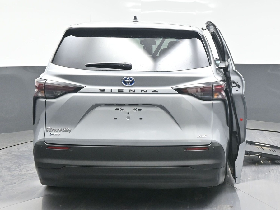 New 2025 Toyota Sienna Hybrid XLE Base - BraunAbility Side Entry Entry Fold Out Automatic Ramp