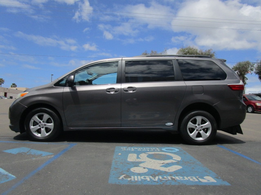 Used 2015 Toyota Sienna LE - FRE Rear Entry Entry Fold Out Manual Ramp
