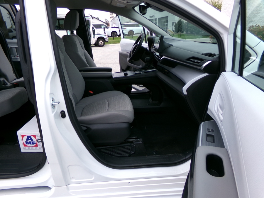 White Toyota Sienna image number 6