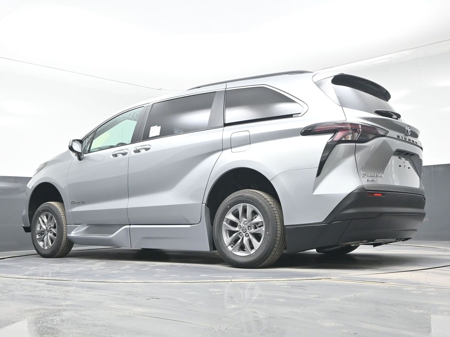 New 2025 Toyota Sienna Hybrid XLE Plus - BraunAbility Side Entry Entry Fold Out Automatic Ramp