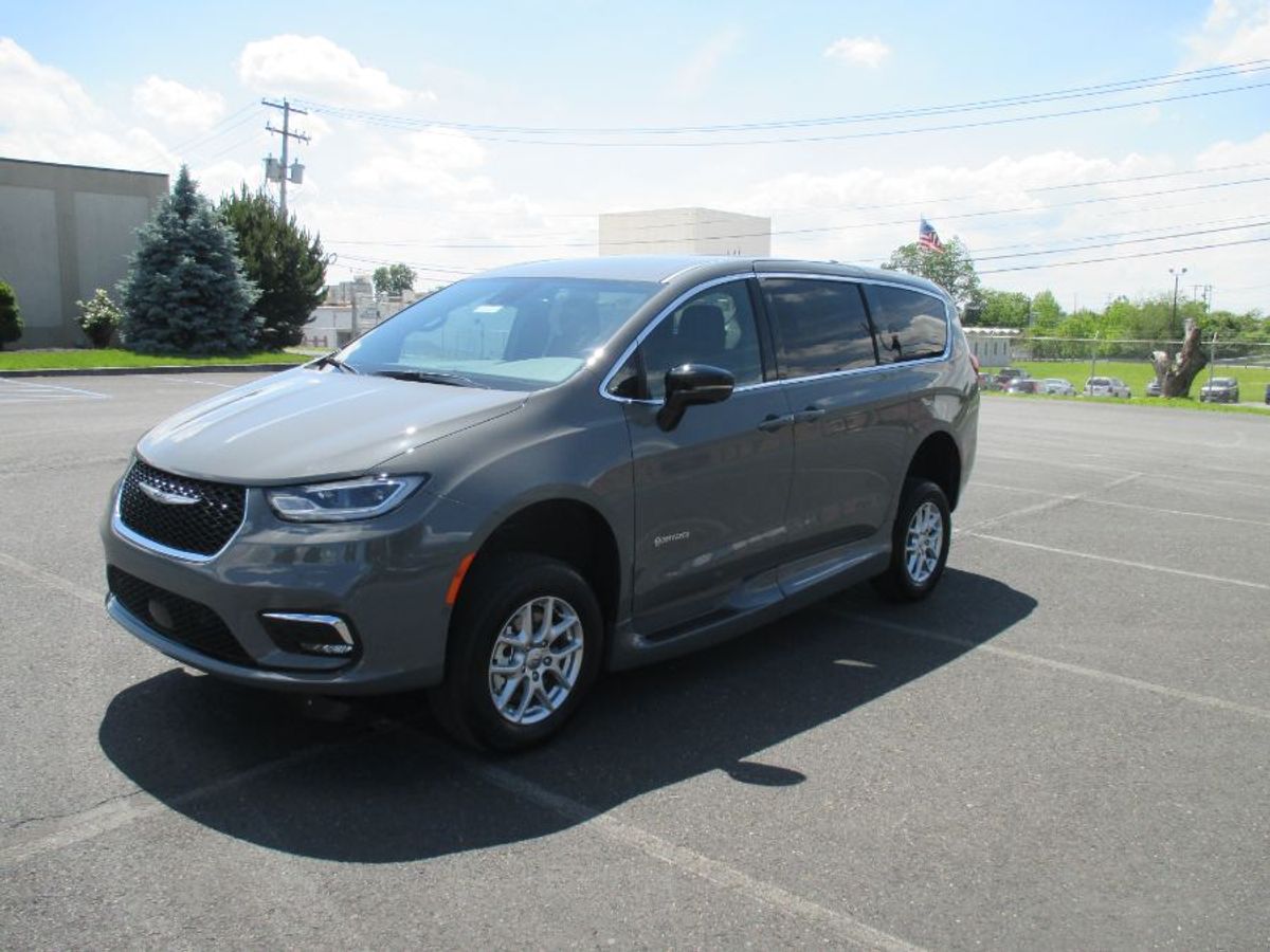 Grey Chrysler Pacifica image number 1