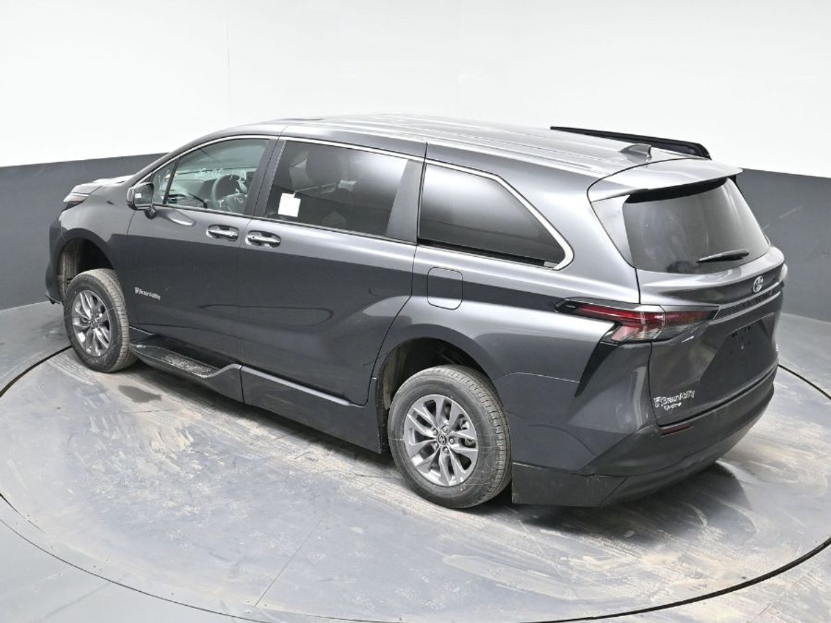 Grey Toyota Sienna image number 24