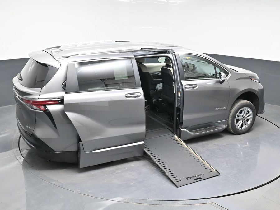 New 2026 Toyota Sienna Hybrid Limited - BraunAbility Side Entry Entry In Floor Automatic Ramp
