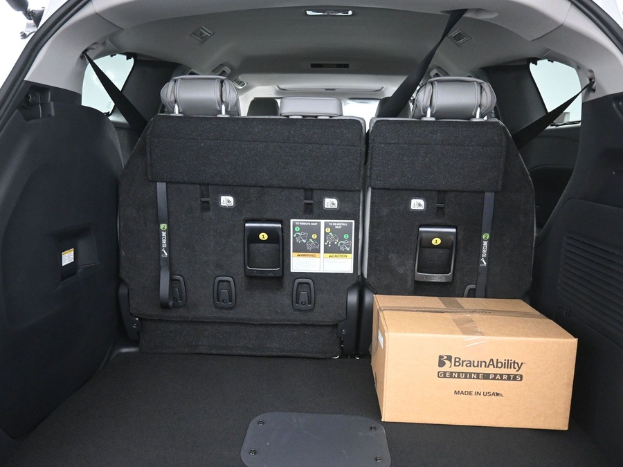 New 2026 Toyota Sienna Hybrid XLE Base - BraunAbility Side Entry Entry Fold Out Automatic Ramp