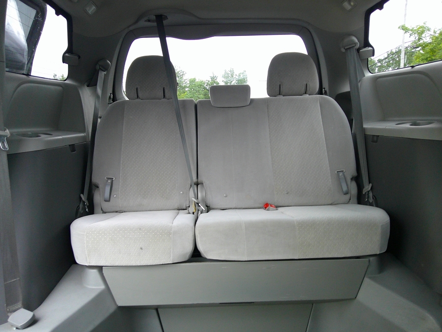 Imagen de la Toyota Sienna negra número 17