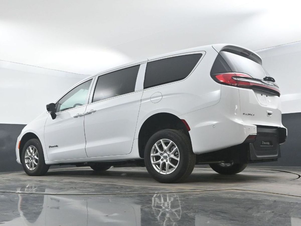 White Chrysler Pacifica image number 8