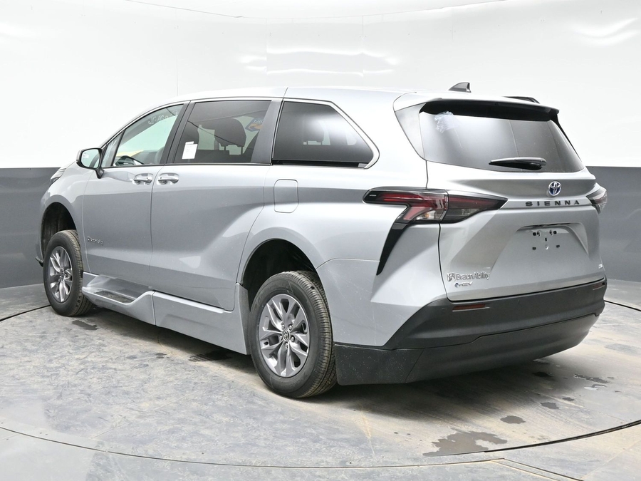 Silver Toyota Sienna image number 4