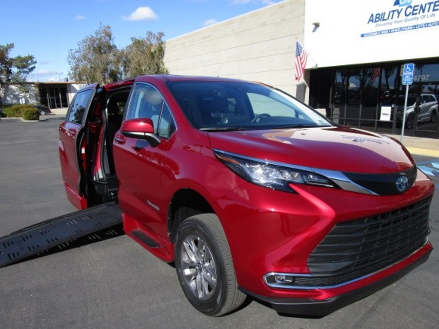 New 2026 Toyota Sienna Hybrid XLE Add - BraunAbility Side Entry Entry In Floor Automatic Ramp