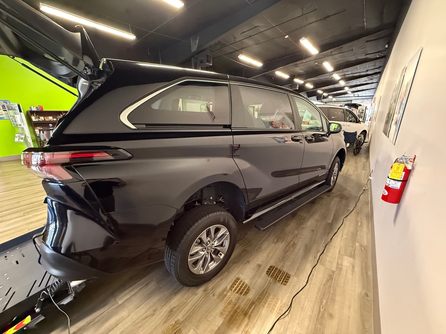 Imagen de la Toyota Sienna negra número 2