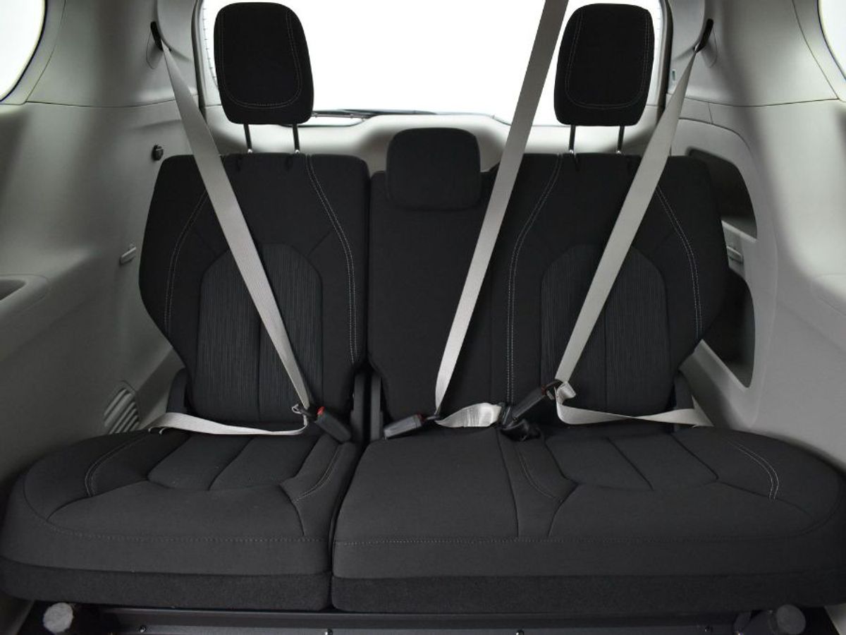 White Chrysler Voyager image number 5