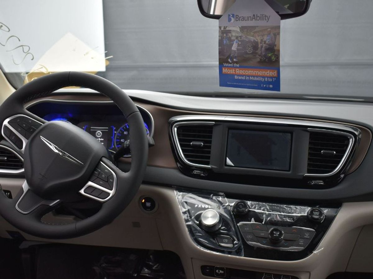 White Chrysler Voyager image number 3