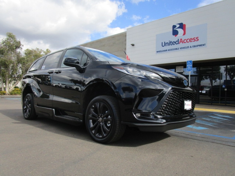 New 2025 Toyota Sienna Hybrid XSE Sport - BraunAbility Side Entry Entry In Floor Automatic Ramp