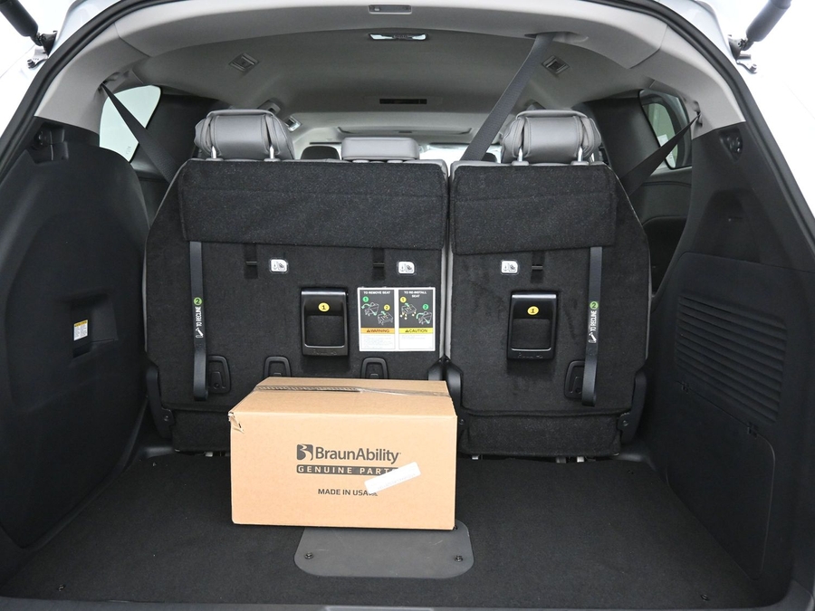 New 2025 Toyota Sienna Hybrid XLE Base - BraunAbility Side Entry Entry Fold Out Automatic Ramp