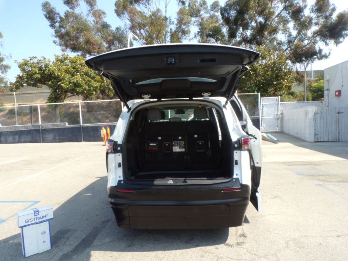 White Toyota Sienna image number 6