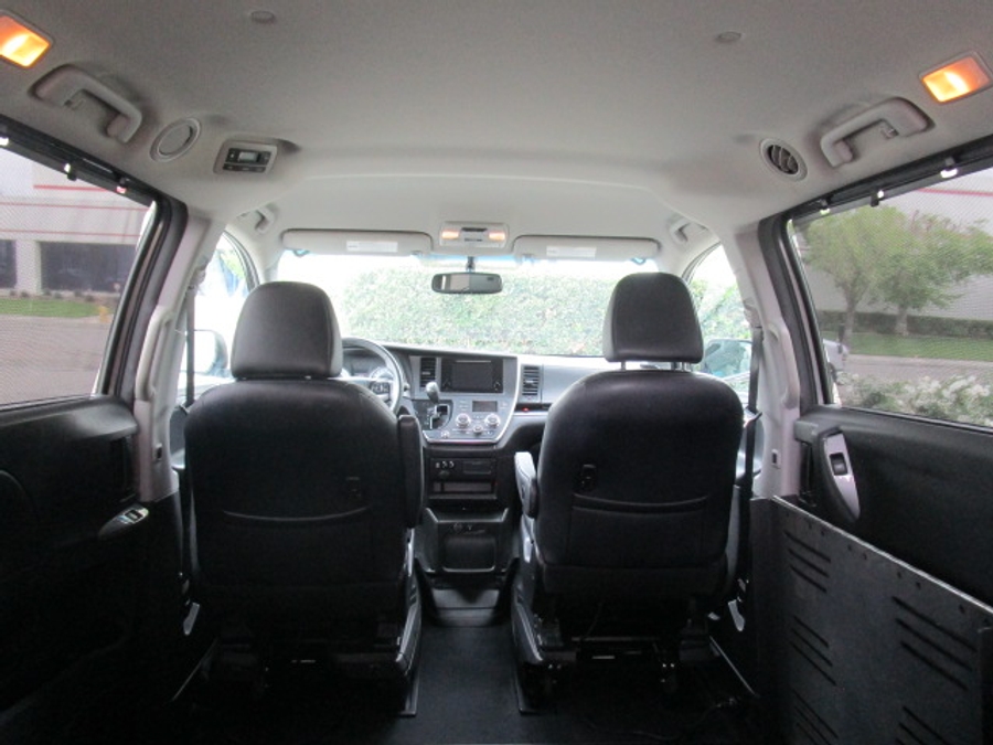 Used 2016 Toyota Sienna SE - BraunAbility Side Entry Entry Fold Out Automatic Ramp