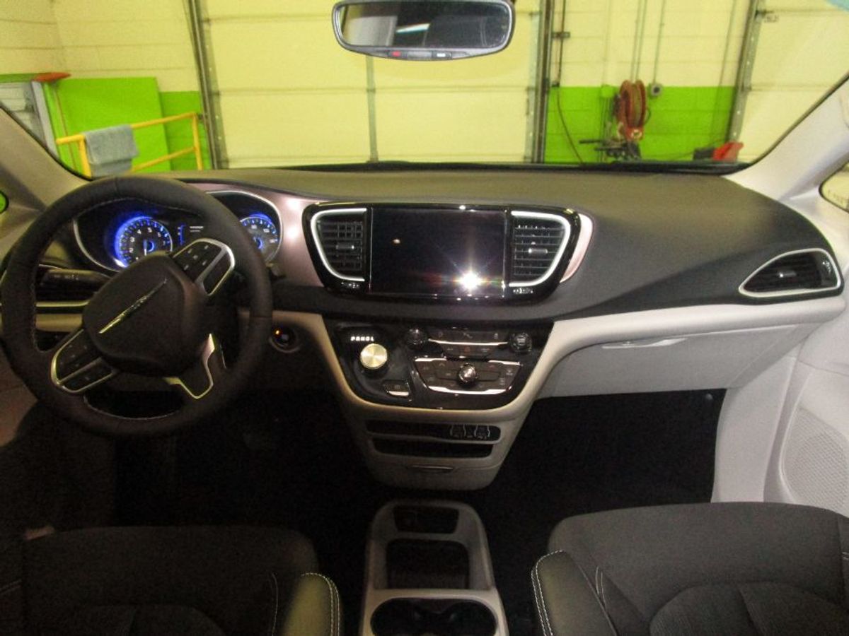 White Chrysler Voyager image number 10