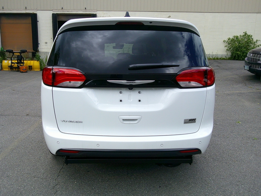 White Chrysler Voyager image number 8