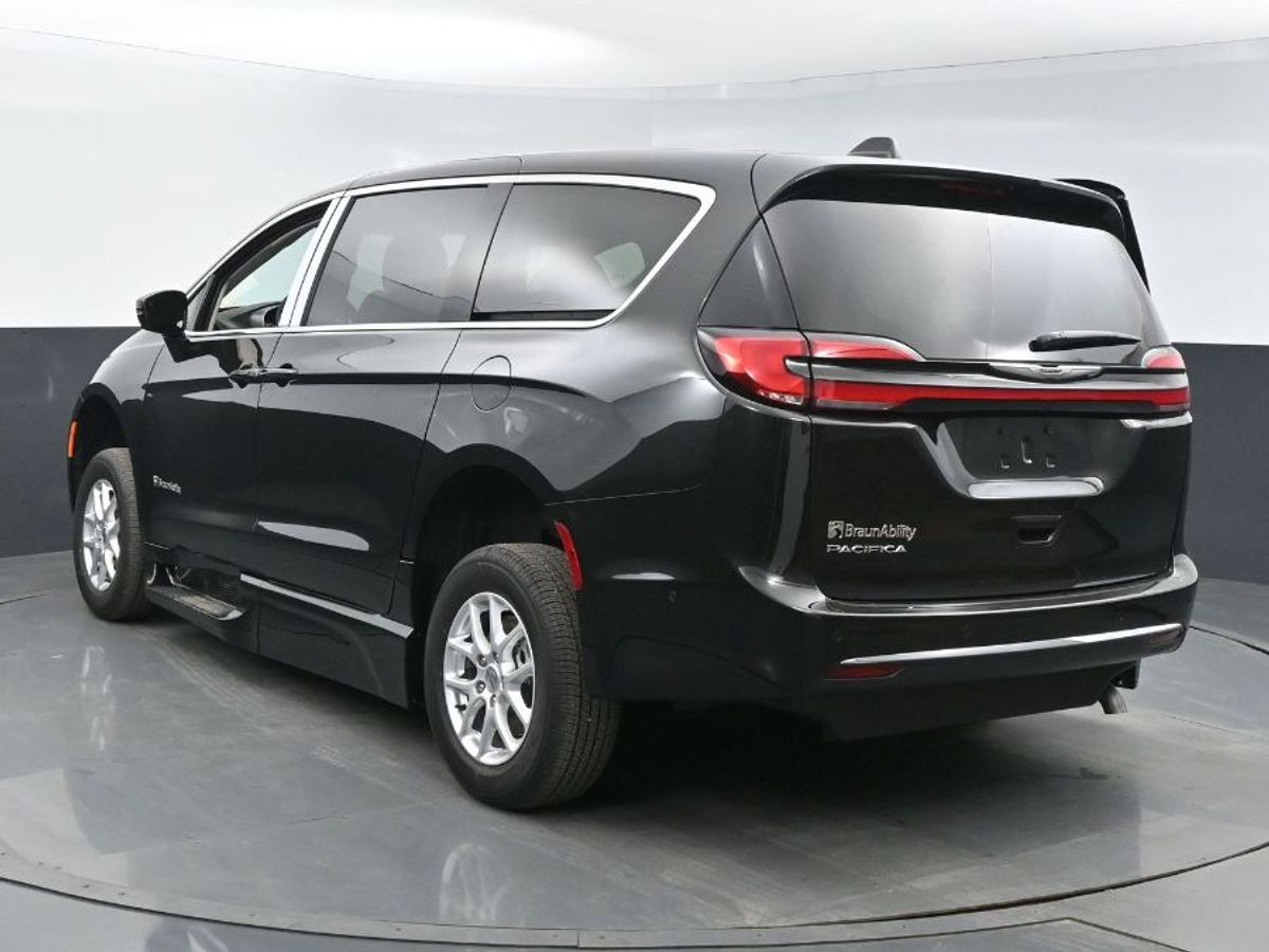 Black Chrysler Pacifica image number 21