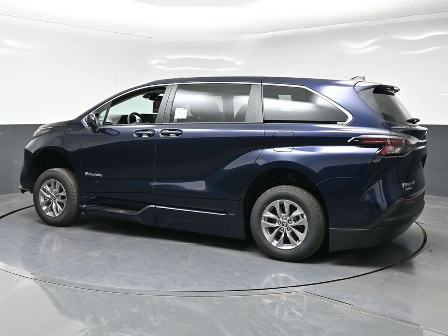 New 2026 Toyota Sienna Hybrid LE - BraunAbility Side Entry Fold Out Automatic Ramp