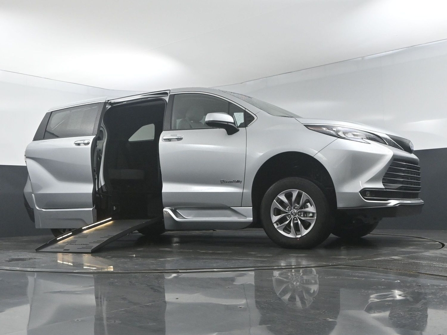 New 2025 Toyota Sienna Hybrid XLE Base - BraunAbility Side Entry Entry Fold Out Automatic Ramp