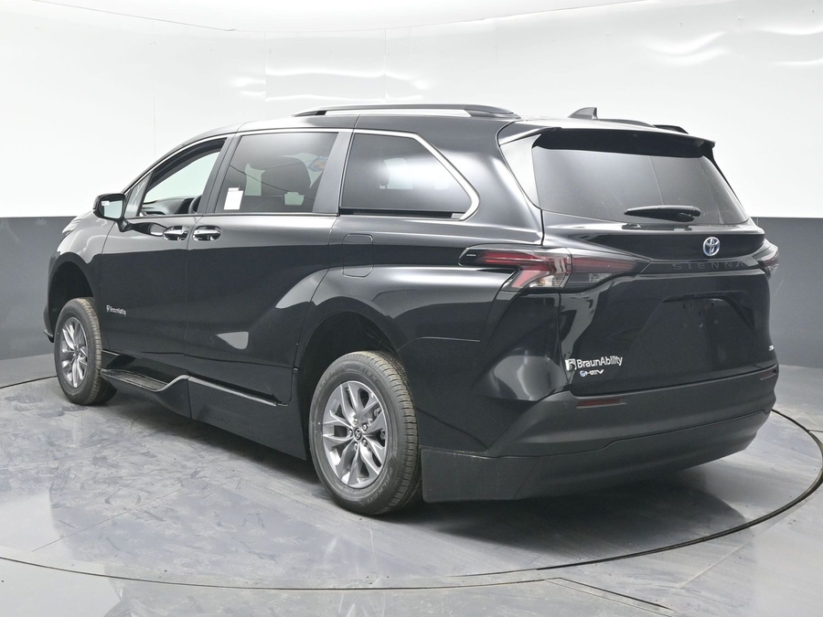 New 2025 Toyota Sienna Hybrid XLE Plus - BraunAbility Side Entry Entry Fold Out Automatic Ramp