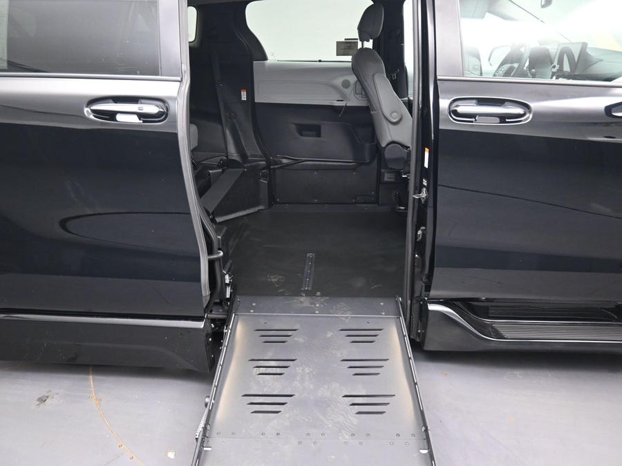 New 2026 Toyota Sienna Hybrid XLE Add - BraunAbility Side Entry Fold Out Automatic Ramp