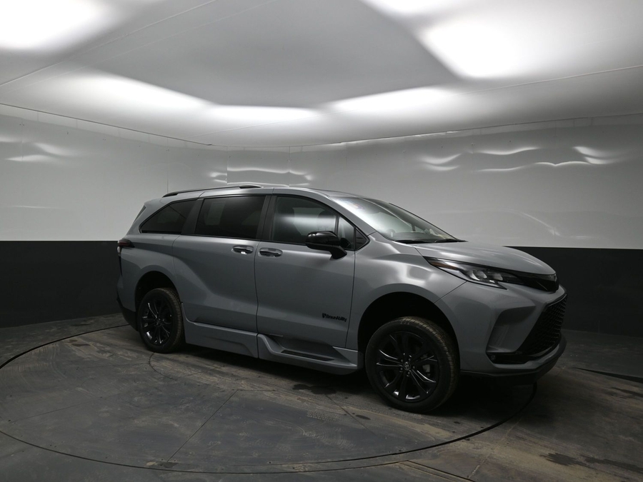 New 2025 Toyota Sienna Hybrid XSE Sport - BraunAbility Side Entry Entry In Floor Automatic Ramp