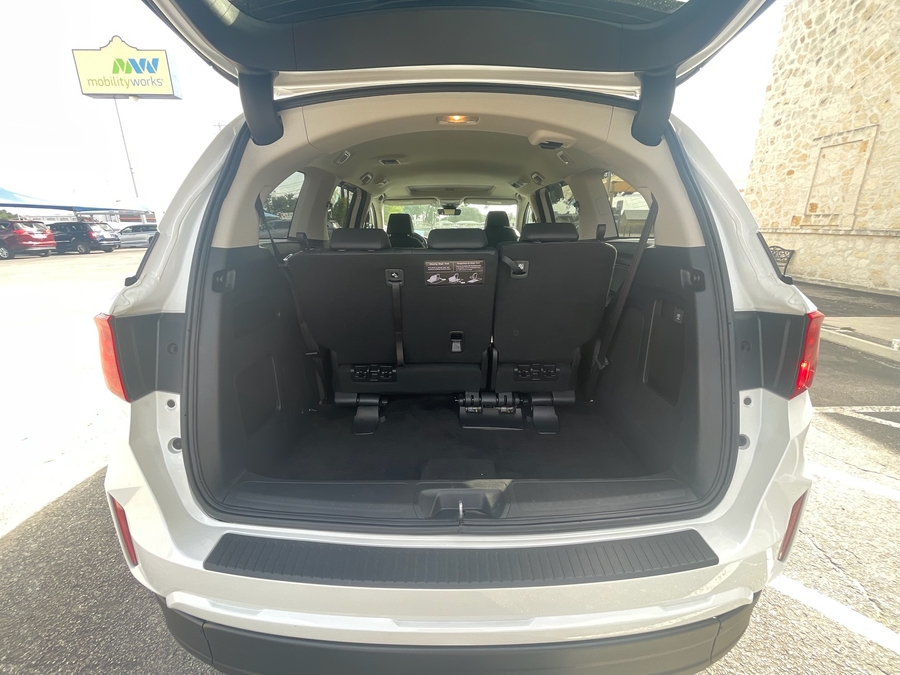 White Honda Odyssey image number 10