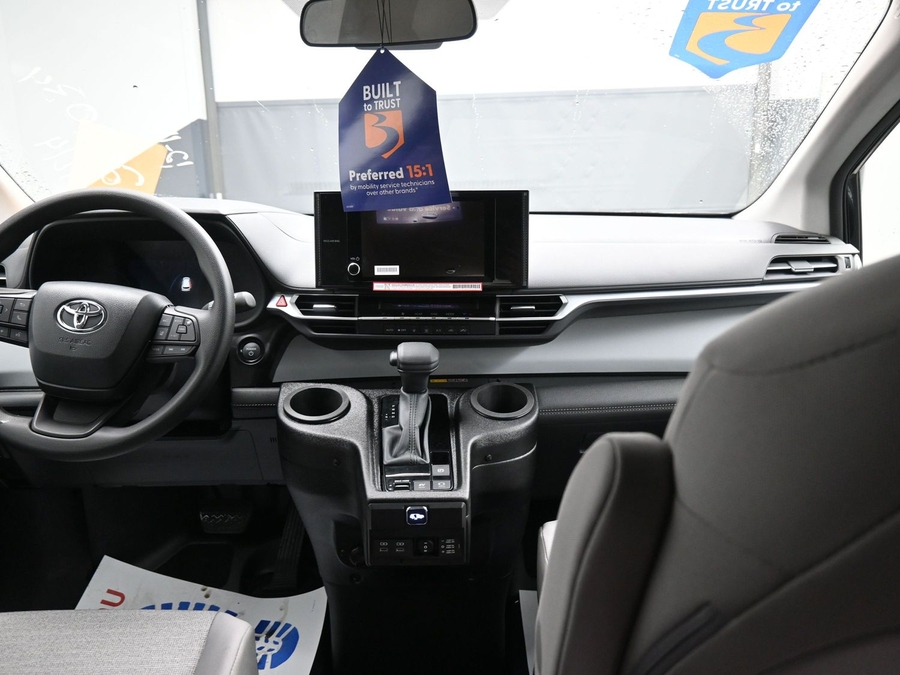 New 2025 Toyota Sienna Hybrid LE - BraunAbility Side Entry Entry Fold Out Automatic Ramp