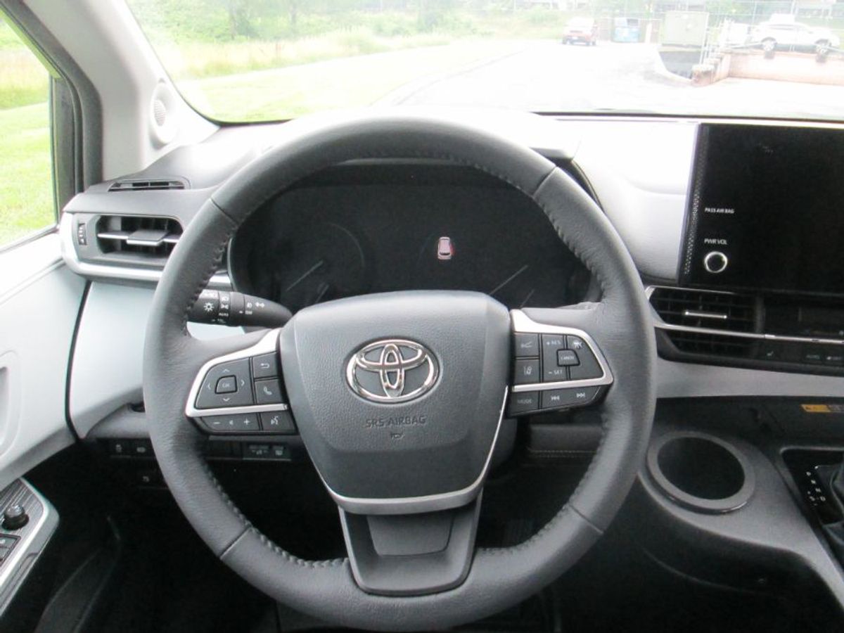 Black Toyota Sienna image number 15