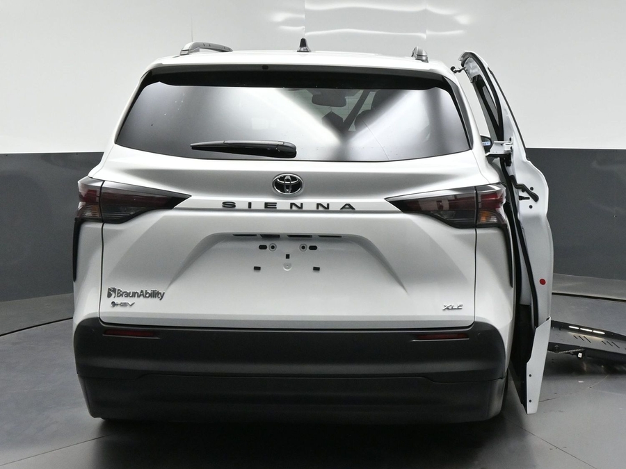 New 2026 Toyota Sienna Hybrid XLE Base - BraunAbility Side Entry Fold Out Automatic Ramp