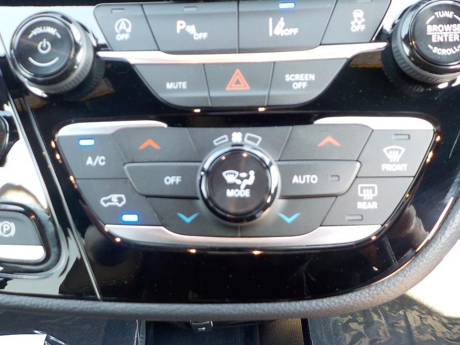 White Chrysler Pacifica image number 13