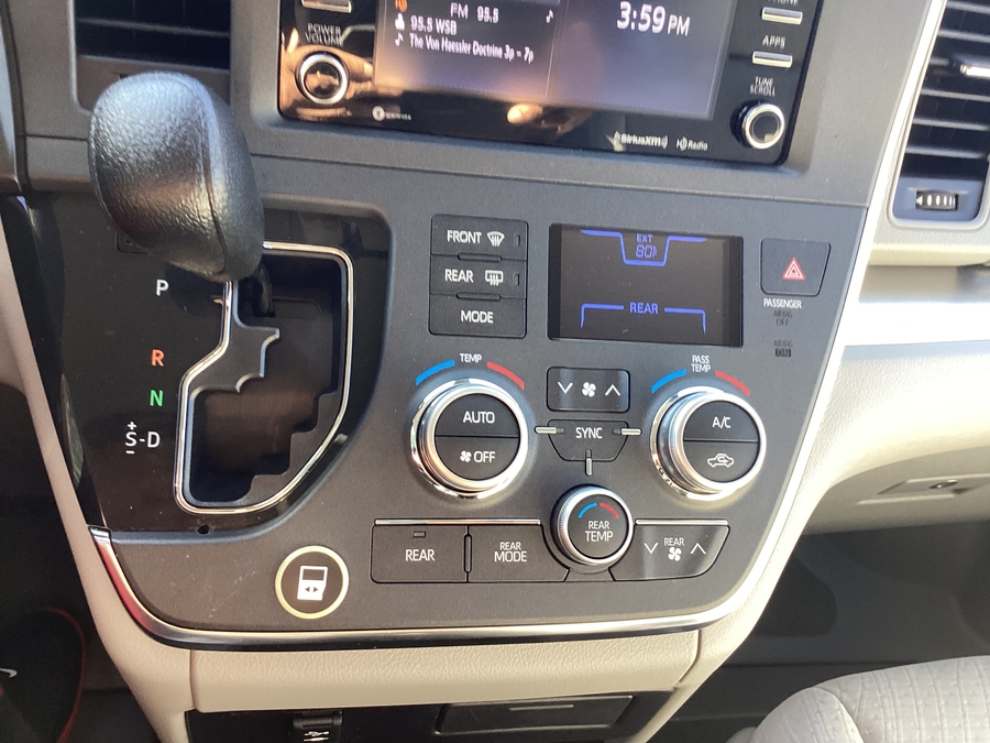  Toyota Sienna image number 15