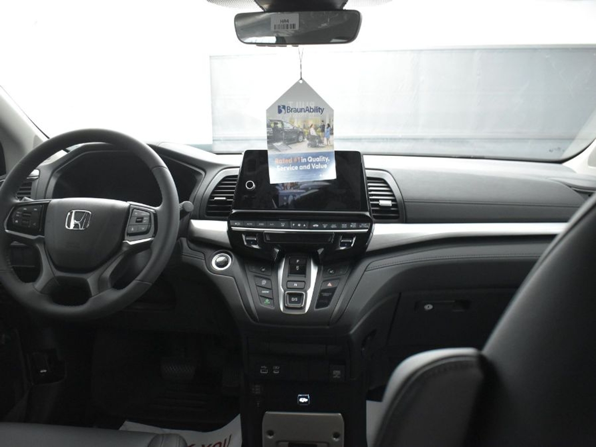 Black Honda Odyssey image number 20