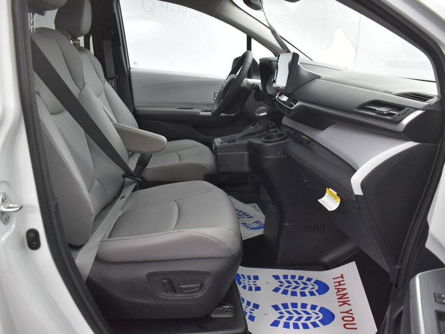 New 2025 Toyota Sienna Hybrid XLE Base - BraunAbility Side Entry Entry Fold Out Automatic Ramp