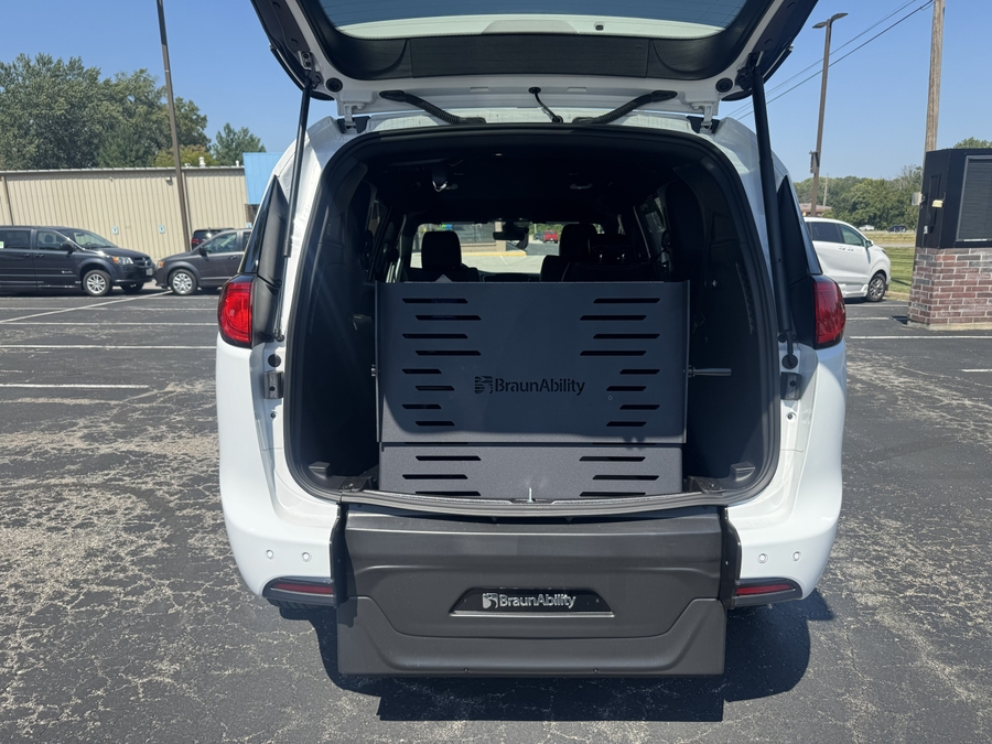 White Chrysler Voyager image number 11