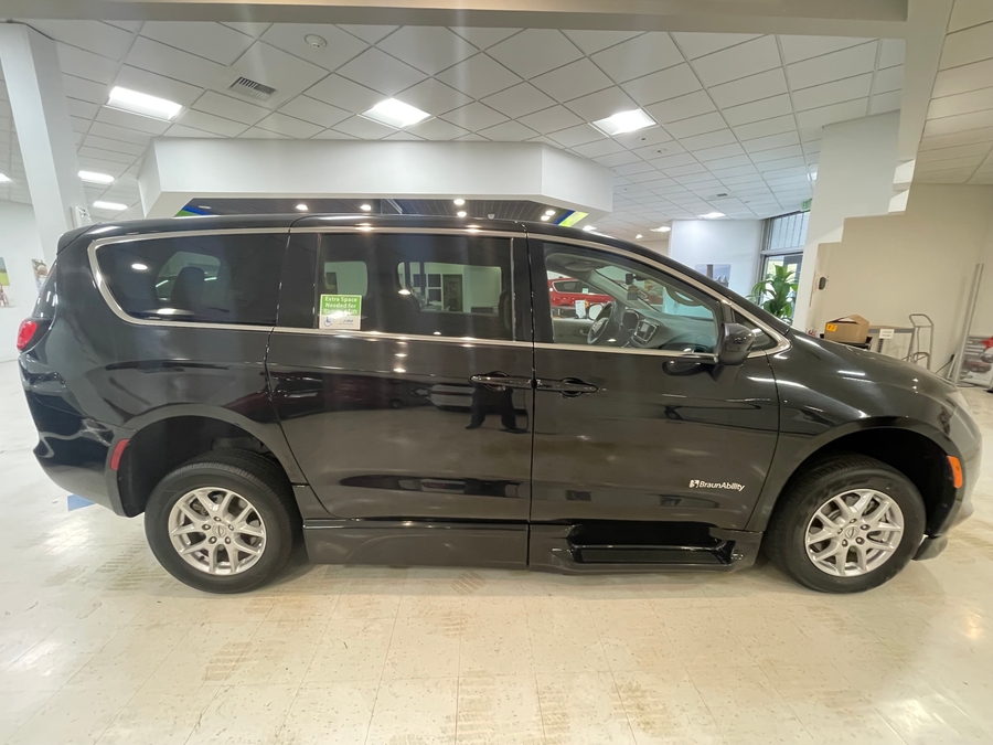 Black Chrysler Voyager image number 9