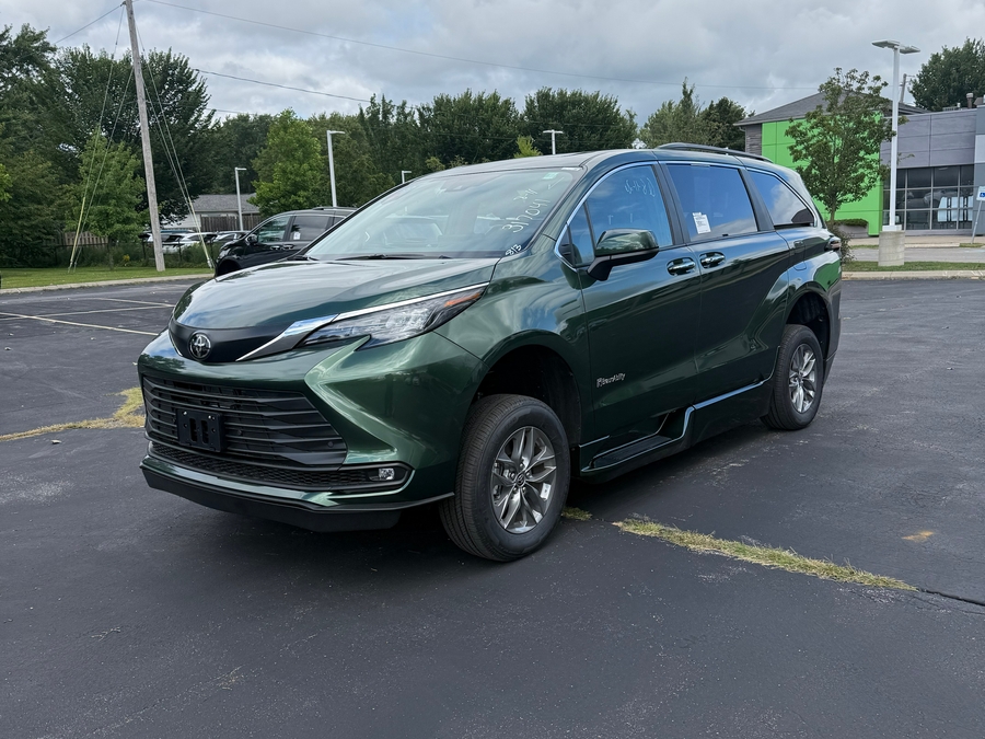 Green Toyota Sienna image number 2