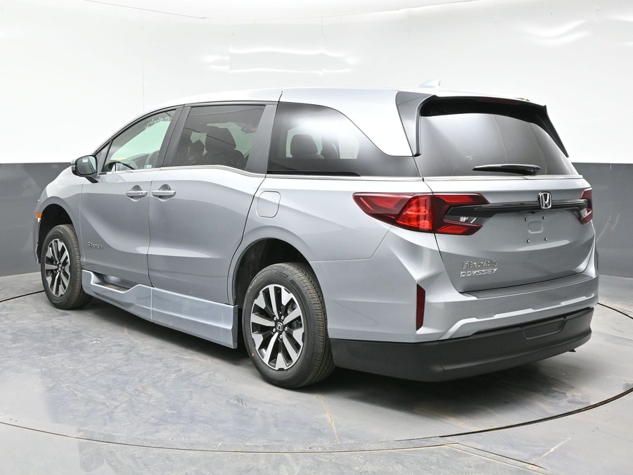 Silver Honda Odyssey image number 2