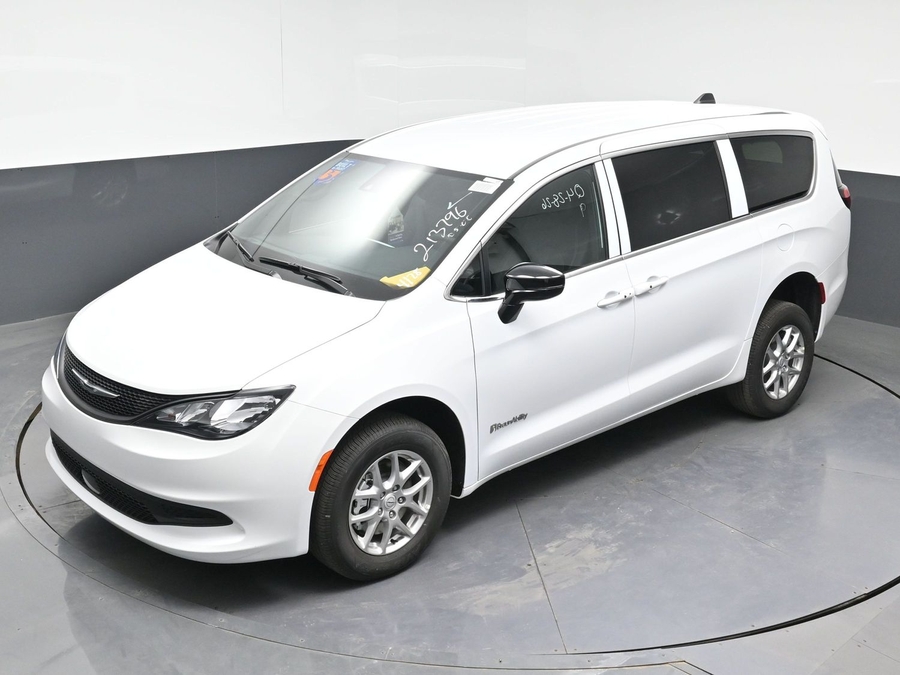 White Chrysler Voyager image number 22