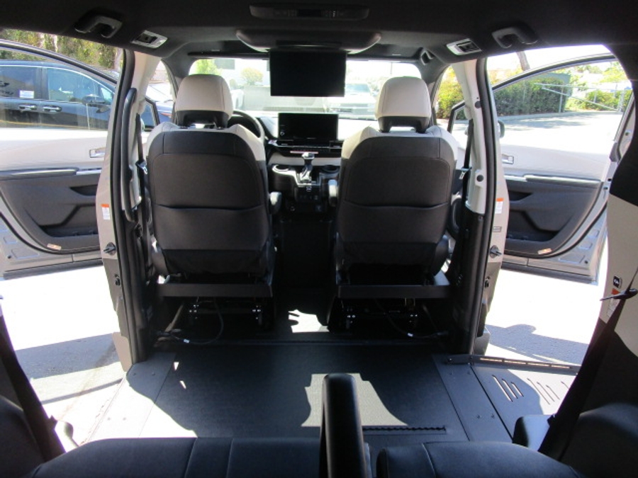 New 2026 Toyota Sienna Hybrid XSE Sport - BraunAbility Side Entry Fold Out Automatic Ramp