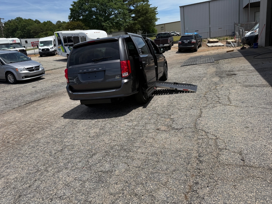 Grey Dodge Grand Caravan image number 7
