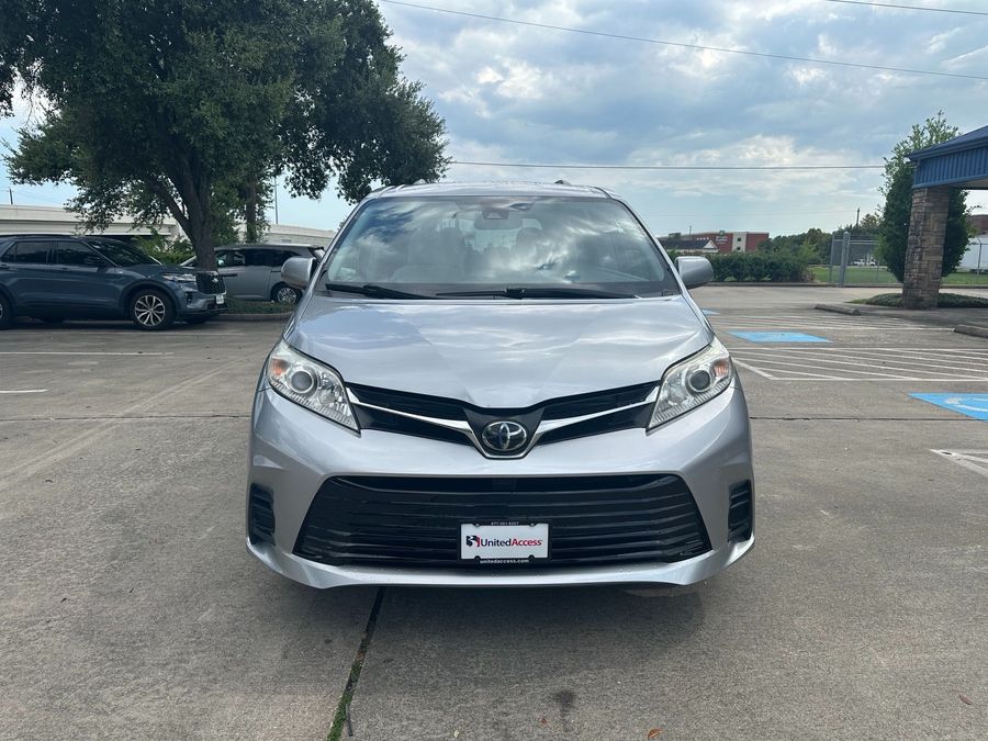 Used 2018 Toyota Sienna LE - BraunAbility Side Entry Entry Fold Out Automatic Ramp