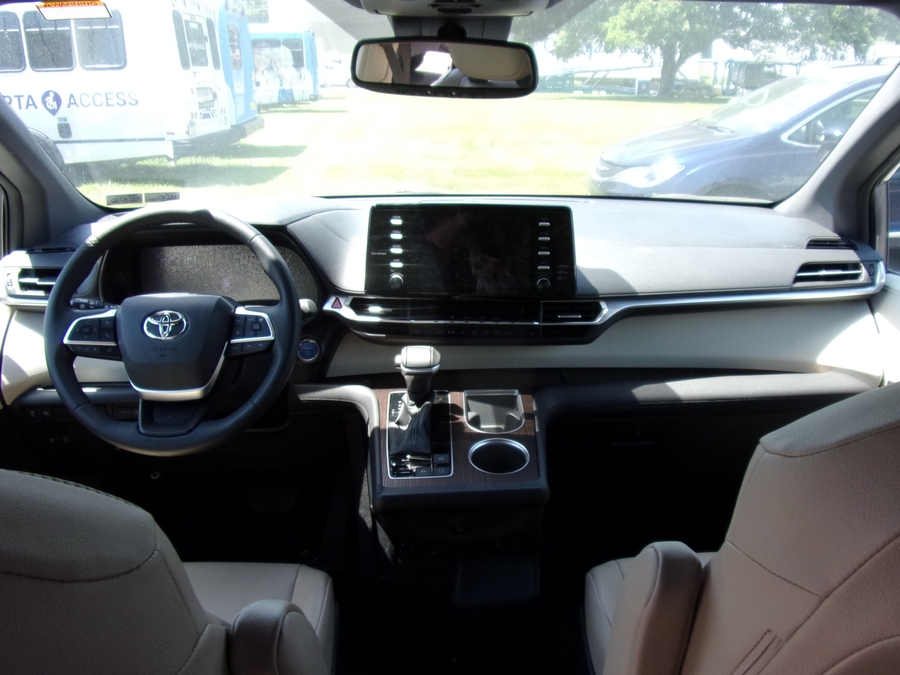 2021 Toyota Sienna XLE - Photo 8