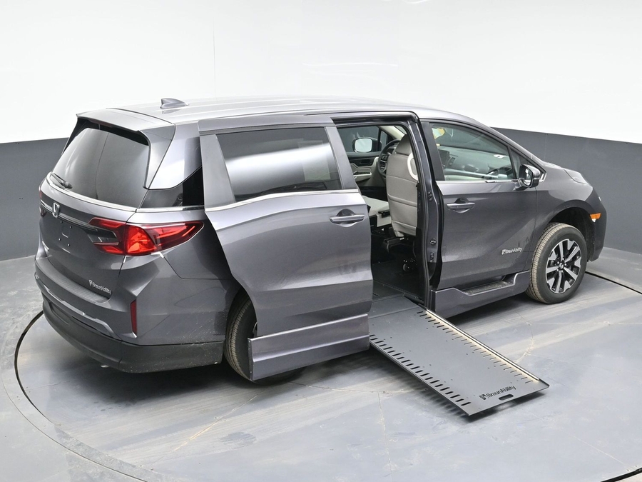 Grey Honda Odyssey image number 25